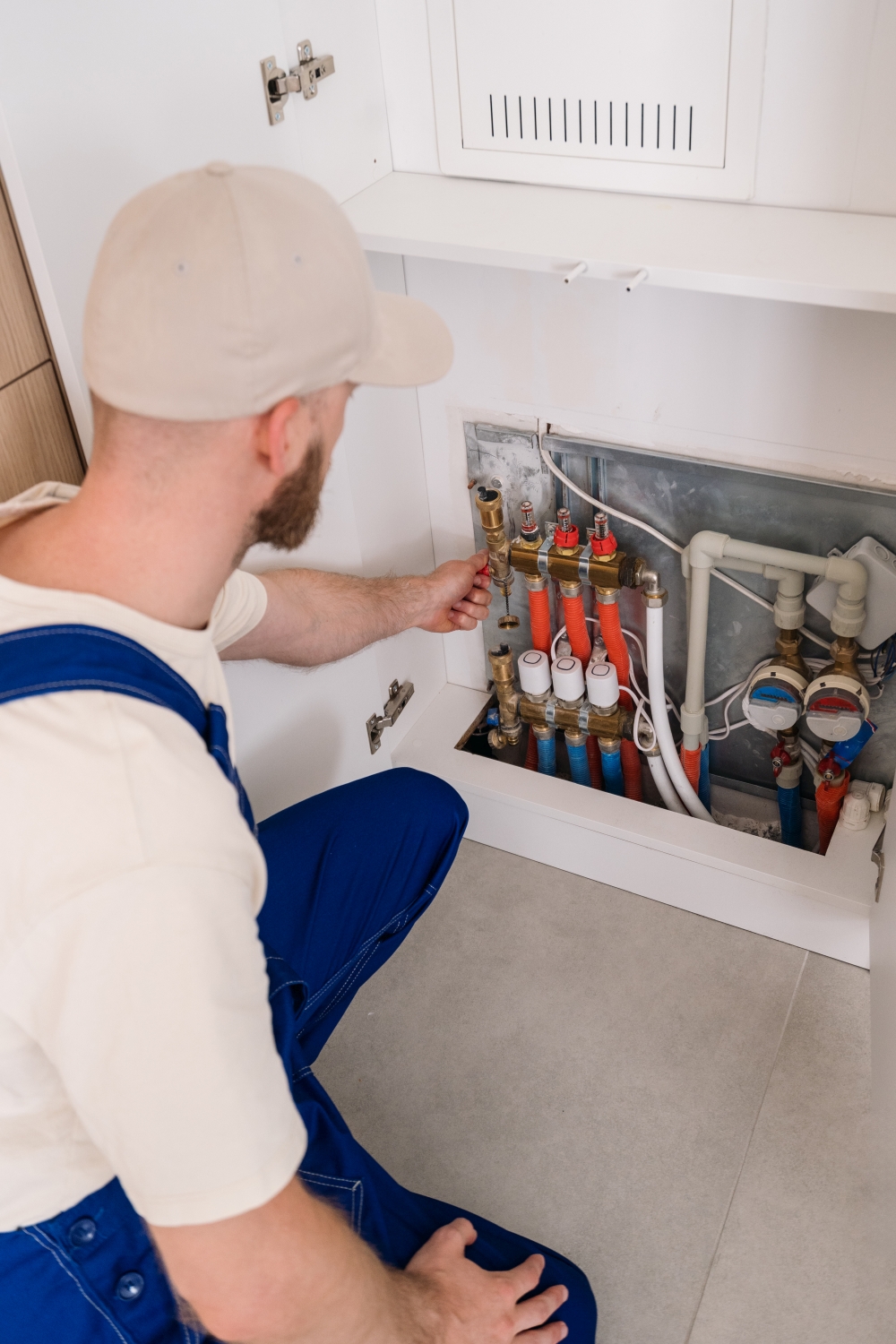  Inżynier przeprowadzający odbiór techniczny instalacji hydraulicznej w nowym mieszkaniu deweloperskim 