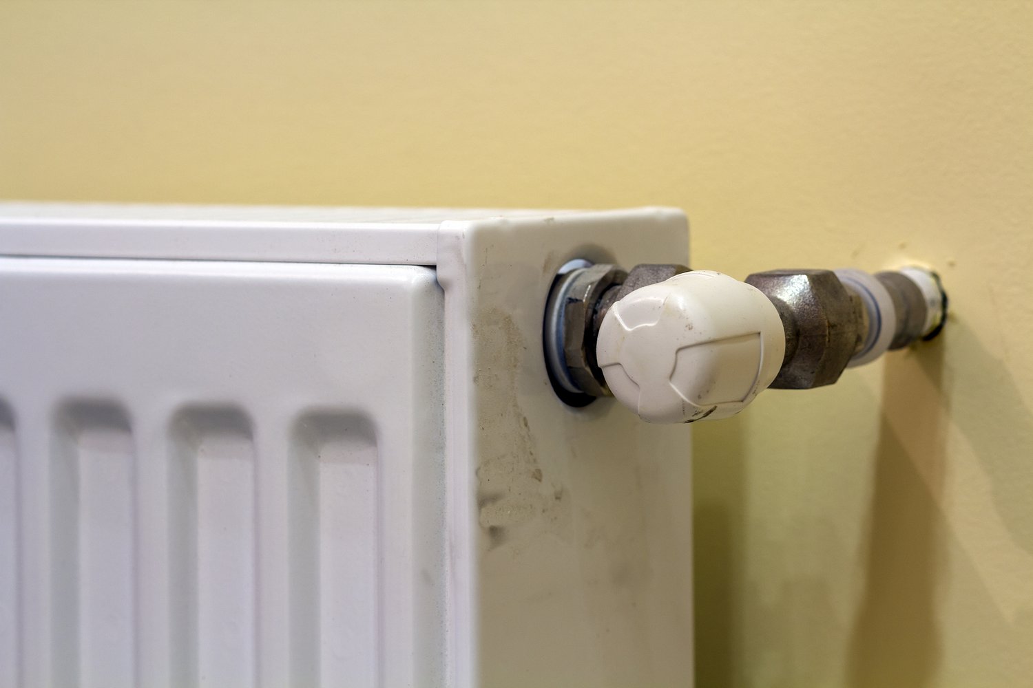 Zawór termostatyczny grzejnika z odkręconą głowicą i widocznym trzpieniem